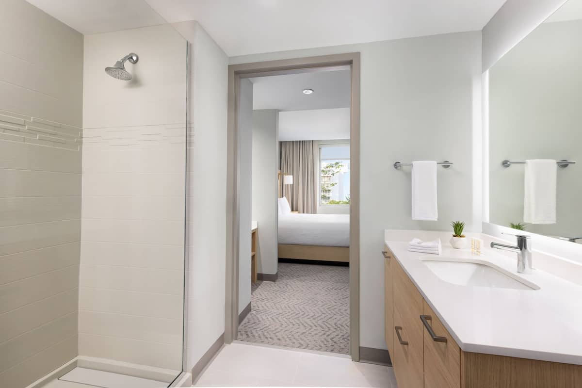 suite, 1 bedroom | bathroom | eco-friendly toiletries, hair dryer, towels