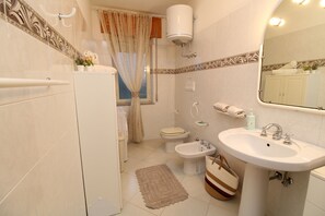Dusche, Haartrockner, Bidet, Handtücher