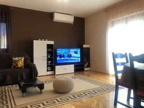 아파트 (Three Bedroom Apartment with Terrace ) | 거실 | TV
