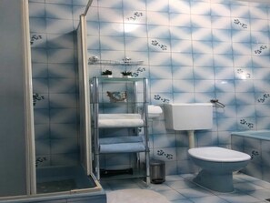 Appartement (Three Bedroom Apartment with Terrace ) | Salle de bain | Serviettes fournies