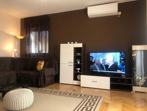 아파트 (Three Bedroom Apartment with Terrace ) | 거실 | TV