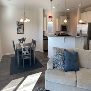 Smart TV, fireplace, streaming services, stereo - New 3 Bdr Home - Clemson / Pendleton - Close to Everything (Pendleton)