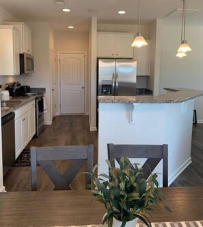 Fridge, microwave, oven, stovetop - New 3 Bdr Home - Clemson / Pendleton - Close to Everything (Pendleton)