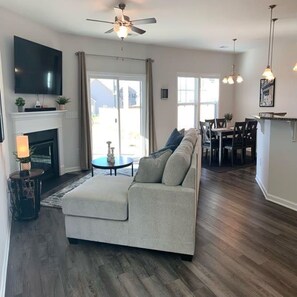 Smart TV, fireplace, streaming services, stereo - New 3 Bdr Home - Clemson / Pendleton - Close to Everything (Pendleton)