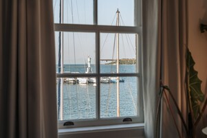 Egyptian cotton sheets, premium bedding, in-room safe