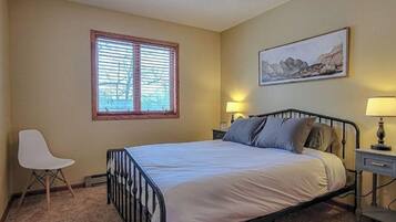 2 bedrooms, iron/ironing board, free WiFi, bed sheets