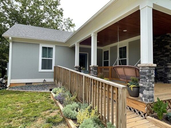 Exterior - Murphy’s Place 2-bedroom apartment near hiking skiing wineries and breweries. (Afton)