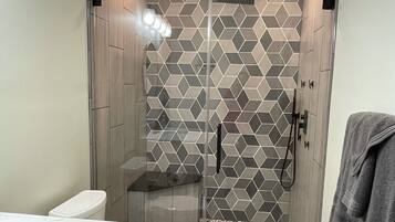 Douche, sĂšche-cheveux, serviettes fournies, savon