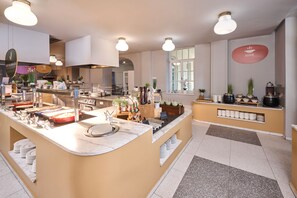 A modern kitchen with a marble countertop, a pizza station, and a coffee bar. - Aminess Vival Casa Lisanj (Delnice)