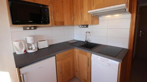 Coffee/tea maker, fridge, microwave, dishwasher - 200m from ski slopes, 3rd floor, view mountain, balcony, tv, ski locker, 26m², Les Saisies (Les Saisies)