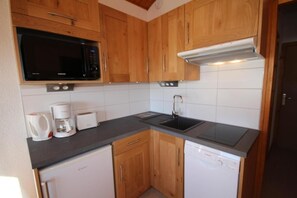 Réfrigérateur, micro-ondes, lave-vaisselle, cafetière/bouilloire