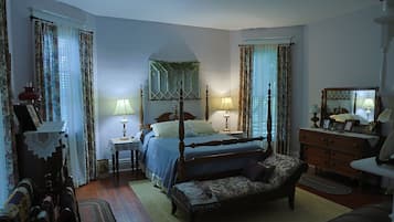 4 bedrooms, desk, iron/ironing board, travel crib