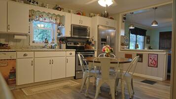 雪櫃、微波爐、焗爐、爐具