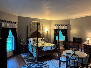 4 bedrooms, desk, iron/ironing board, travel crib - Farmhouse in the Country-Perfect Place to Relax and Enjoy Family and Friends! (Lebanon)