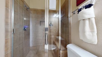 Een douche, een haardroger, handdoeken
