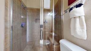 Shower, hair dryer, towels - Walking Distance to ALL! TRV "Black Stone" : Free Tubes with Rental! (New Braunfels)