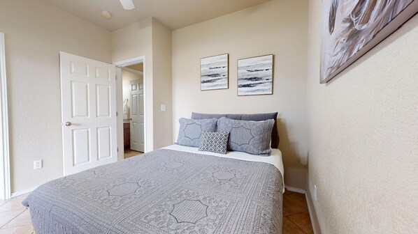 1 slaapkamer, een strijkplank/strijkijzer, gratis wifi, beddengoed