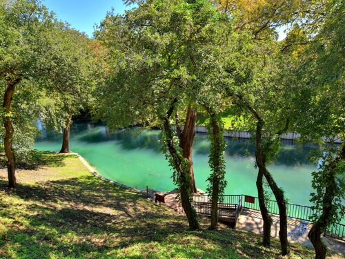 Camp Warnecke - C202 along the Comal River : Free Tubes with Rental!