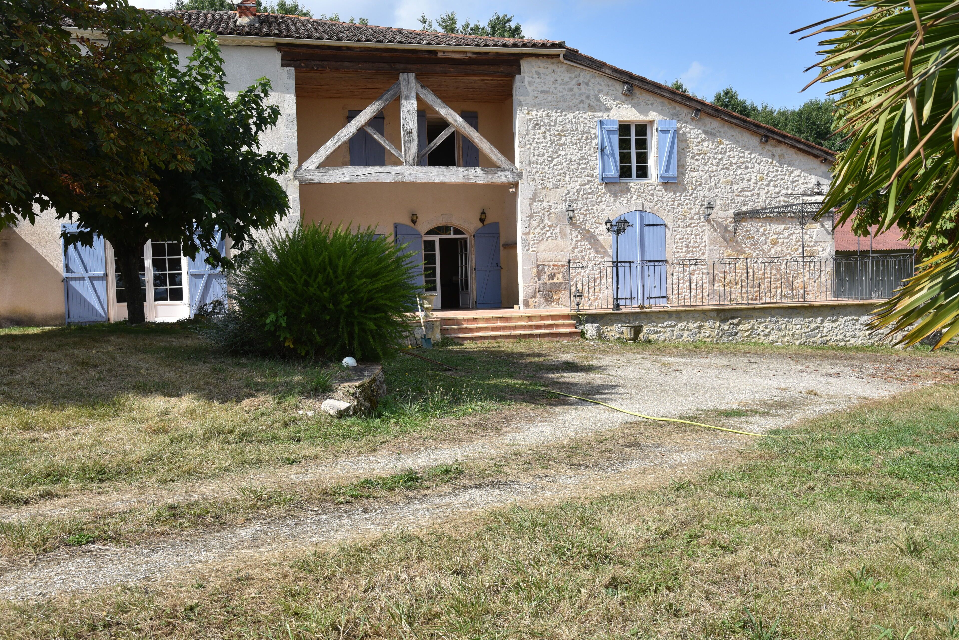 Estate, pretty farmhouse 180m2 4 bedrooms with shower room, swimming pool, woods and private lake, fishing