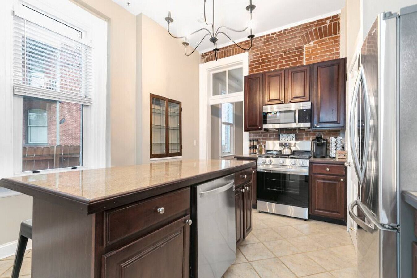 Victor · Elegant 3 Story Historic Rmdl *Sleeps 18* - Pets