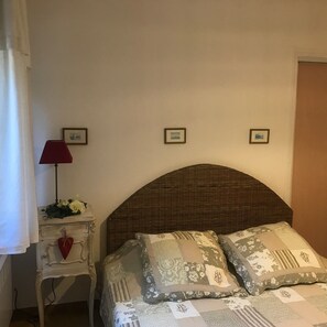 2 عدّة غرف نوم ومكواة/لوح كي وواي فاي مجانًا وملاءات أسرّة