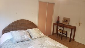2 slaapkamers, een strijkplank/strijkijzer, gratis wifi, beddengoed