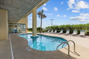 Innendørsbasseng og utendørsbasseng