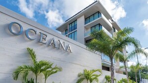 Un edificio moderno con el nombre "OCEANA" bien visible en su fachada.