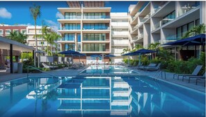 Alberca al aire libre y alberca climatizada