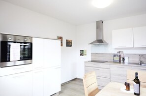 Lave-vaisselle, cafetière-théière, vaisselle et ustensiles