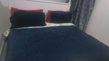 1 sovrum, internet och sÀngklÀder