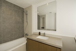 Apartamento luxo | Banheiro | Chuveiro/banheira combinados, produtos de toalete grátis