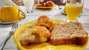 Free daily continental breakfast - Carpe Diem Pousada (Cairu)