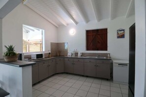 Microondas, horno, parrilla de estufa y lavavajillas 