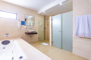 Superior-Zimmer | Badezimmer | Designer-Toilettenartikel, Haartrockner, Handtücher, Seife