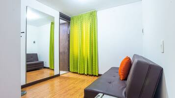 Junior Room | Hypo-allergenic bedding, iron/ironing board, free WiFi, bed sheets