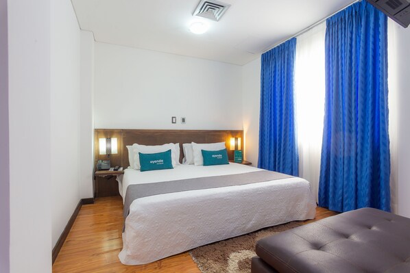 Habitación triple superior | Ropa de cama hipoalergénica y tabla de planchar con plancha 