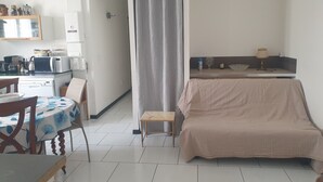 A compact living space with a kitchenette, a dining area, and a bed. - Wheelchair-accessible house, 15min walk to beaches and 2min to town center. (Jard-sur-Mer)
