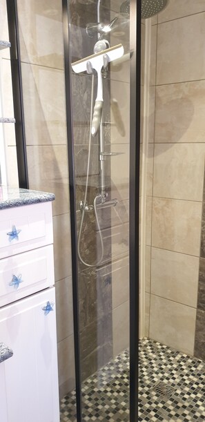 Douche, sèche-cheveux