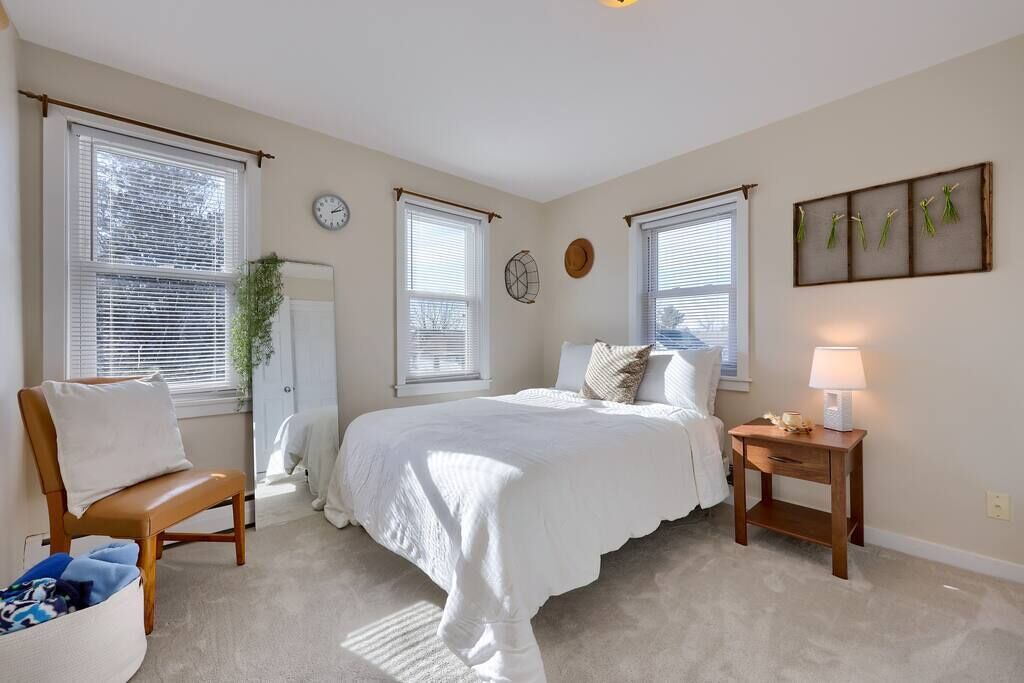 Charming 2 bedroom w/ Firepit and Outdoor Space