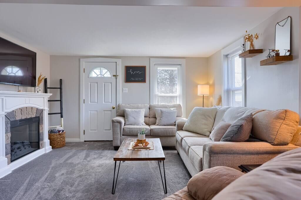 Charming 2 bedroom w/ Firepit and Outdoor Space