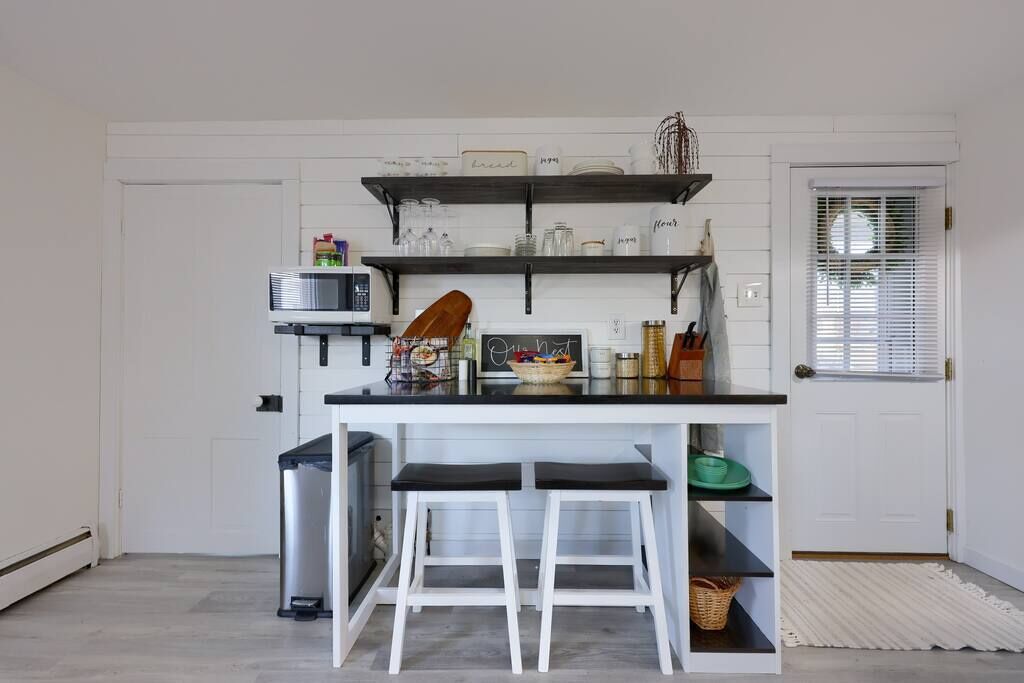 Charming 2 bedroom w/ Firepit and Outdoor Space