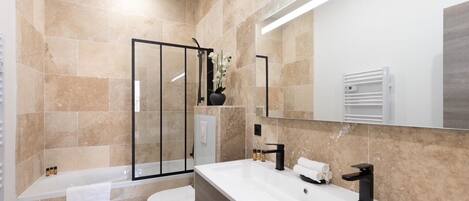 Baignoire, sèche-cheveux, serviettes fournies, savon