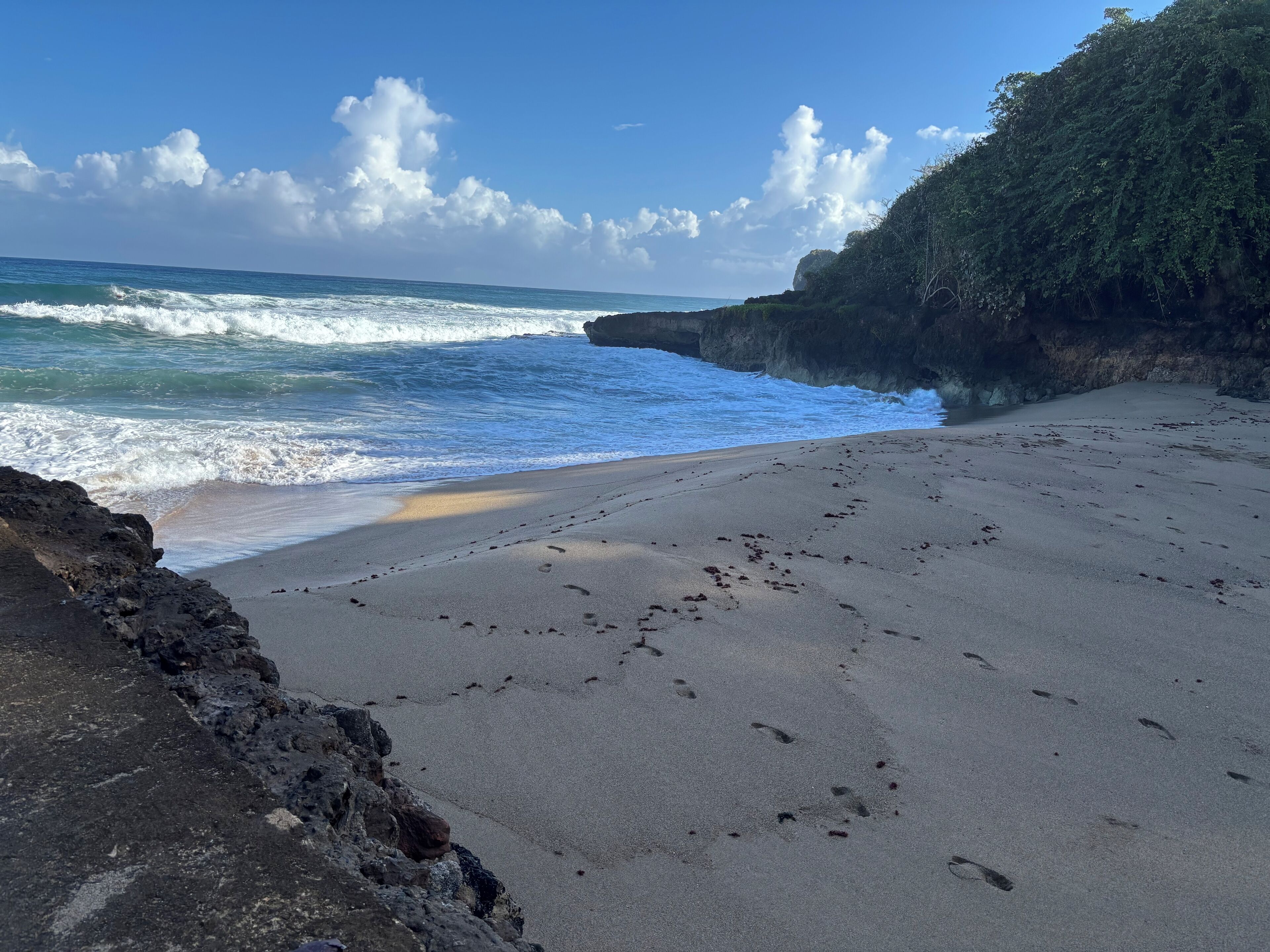 Beach nearby, sun-loungers, beach towels