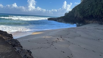 NĂ€ra stranden, solstolar och strandhanddukar
