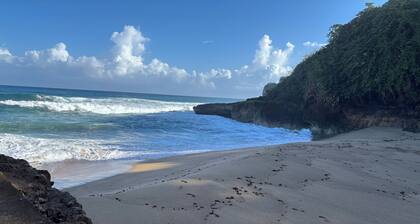 Private Villa, Ocean & Mountain view with Solar Heated Pool.