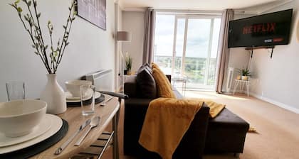 ⭑ Stylish Apartment Near Heathrow, Skyline Views ⭑