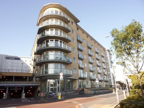 ⭑ Stylish Apartment Near Heathrow, Skyline Views ⭑