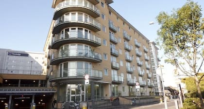 ⭑ Stylish Apartment Near Heathrow, Skyline Views ⭑