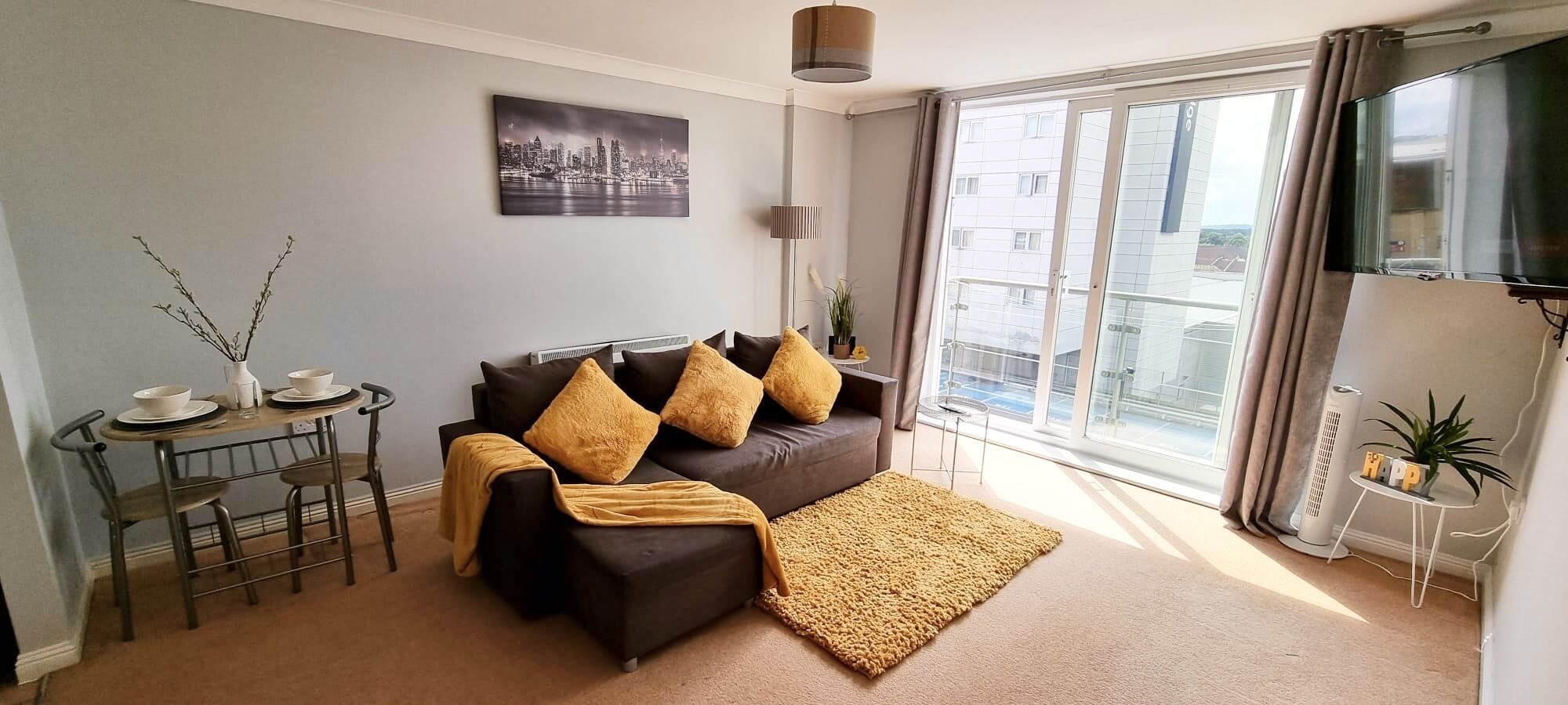 ⭑ Stylish Apartment Near Heathrow, Skyline Views ⭑